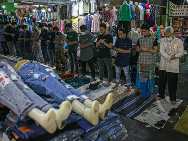 Umat muslim melaksanakan sholat Jumat pertama Ramadhan di Pasar Tanah Abang, Jakarta Pusat, Jumat, (16/4/2021). Fasilitas tempat ibadah yang tidak sebanding dengan jumlah pengunjung menyebabkan jemaah terpaksa melaksanakan ibadah sholat Jumat di selasar pertokoan. (Liputan6.com/Faizal Fanani)