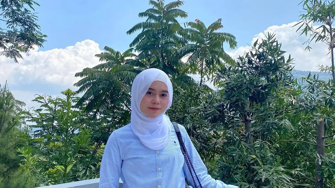 Lesti Kejora dalam Balutan Hijab Putih Penuh Pesona