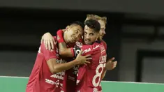 Para pemain Bali United merayakan gol yang dicetak oleh Melvin Platje ke gawang Mitra Kukar pada laga Piala Presiden 2019 di Stadion Patriot, Jawa Barat, Minggu (3/3). Bali United menang 3-0 atas Mitra Kukar. (Bola.com/M Iqbal Ichsan)