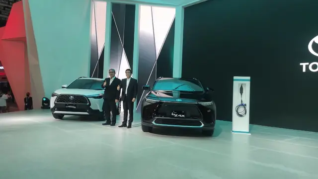 Toyota memamerkan mobil listrik baterai bZ4X dalam ajang pameran otomotif GIIAS 2022.