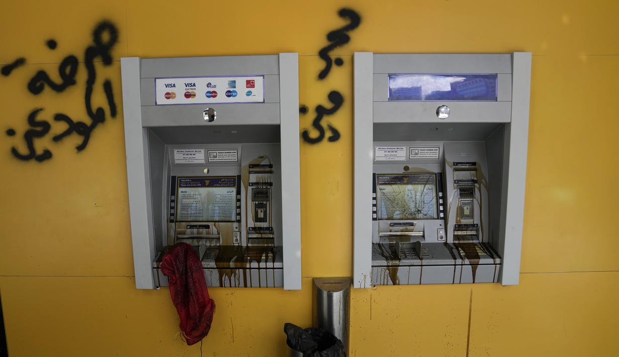 Lebanon juga membatasi secara ketat pada penarikan mata uang asing dan mengikat tabungan jutaan orang. (AP Photo/Hussein Malla)