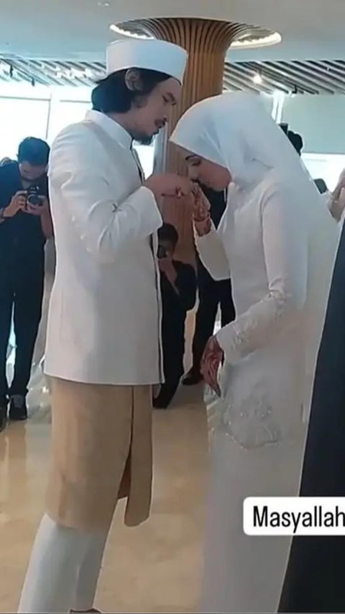 Setelah dinyatakan sah sebagai suami istri, momen ketika Sabrina mencium tangan Virzha menjadi perhatian para tamu undangan.