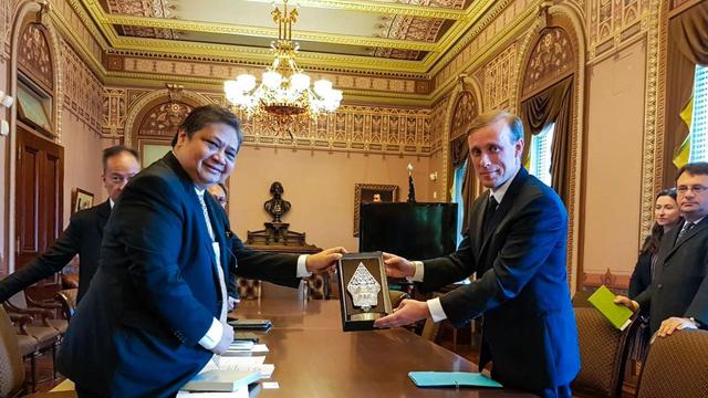 Menteri Koordinator Bidang Perekonomian Airlangga Hartarto mengadakan pertemuan bilateral dengan Assistant to the President for National Security Affairs (APNSA) Amerika Serikat Jake Sullivan. (Dok Kemenko Perekonomian)
