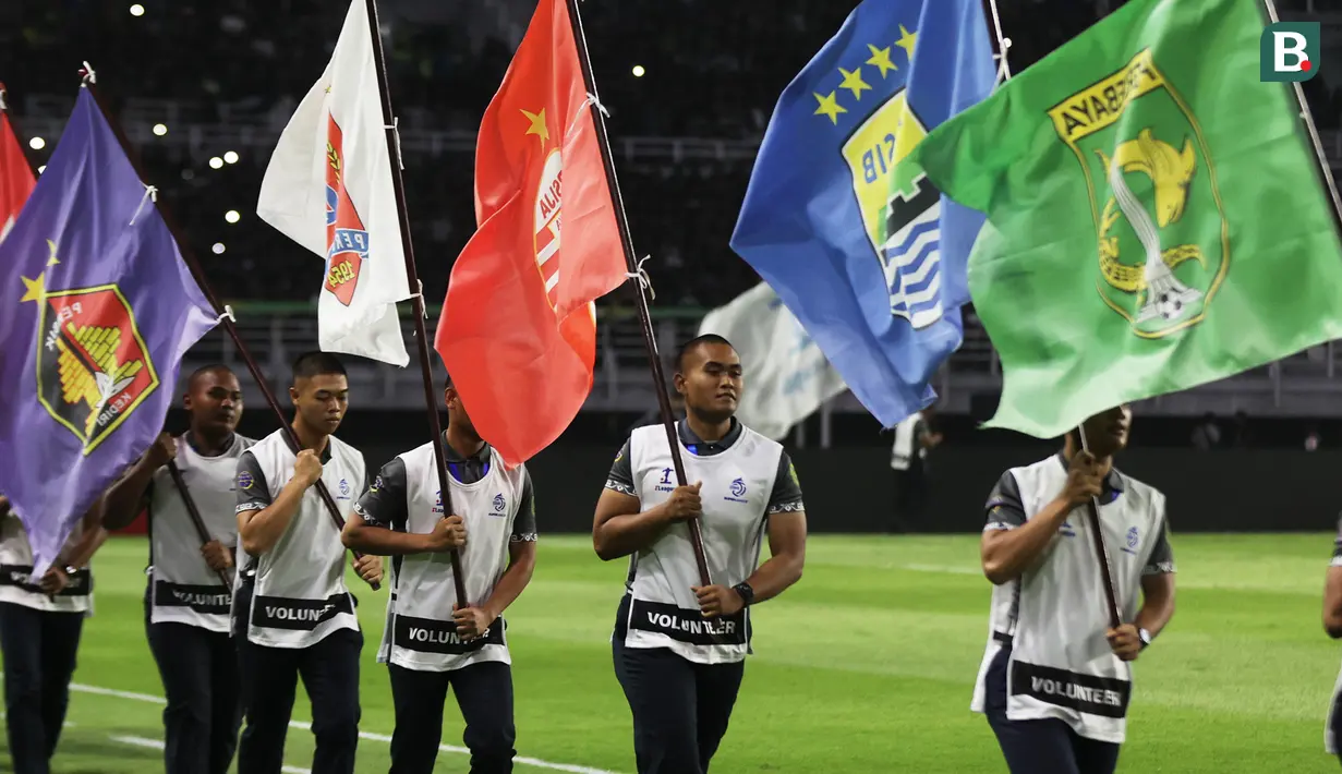 Dengan memilih dua tim bersejarah yang membawa rivalitas, semangat lokal, dan basis suporter besar, pembuka musim ini diharapkan bisa menghidupkan gairah kompetisi sejak awal serta menghadirkan sesuatu yang baru bagi penggemar sepak bola Indonesia, baik di dalam maupun luar negeri. (Bola.com/Abdul Aziz)