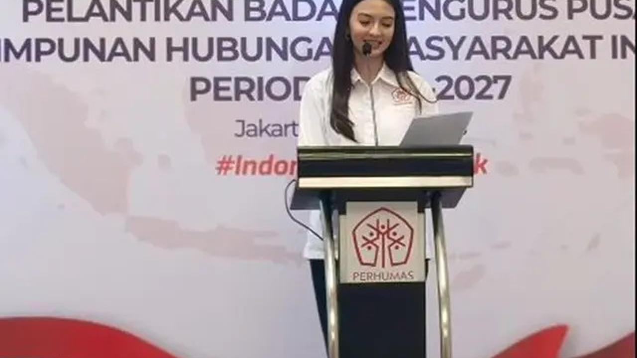 6 Pesona Raline Shah Kenakan Kemeja Putih Saat Dilantik Jadi Stafsus Menteri Komdigi