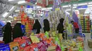 Pengunjung berbelanja bahan makanan dan persediaan saat mereka mempersiapkan diri seminggu menjelang bulan suci puasa Ramadan di supermarket di ibu kota Yaman, Sanaa, Selasa (6/4/2021). (AFP Photo/Mohammed Huwais)