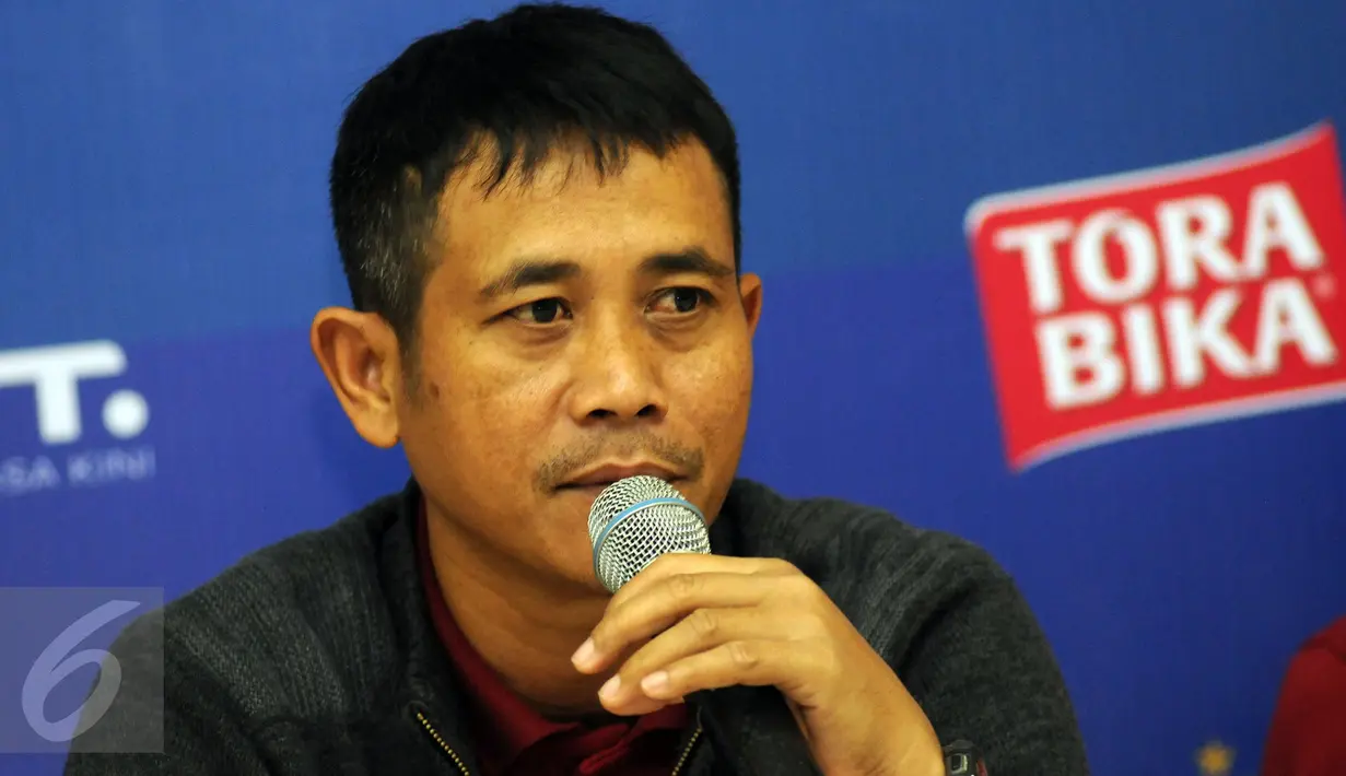 Asisten pelatih Areme Cronus, Joko Susilo memberikan keterangan jelang laga final Turnamen Piala Bhayangkara di Stadion GBK Jakarta, Sabtu (2/4/2016). Laga final akan berlangsung pada Minggu (3/4). (Liputan6.com/Helmi Fithriansyah)