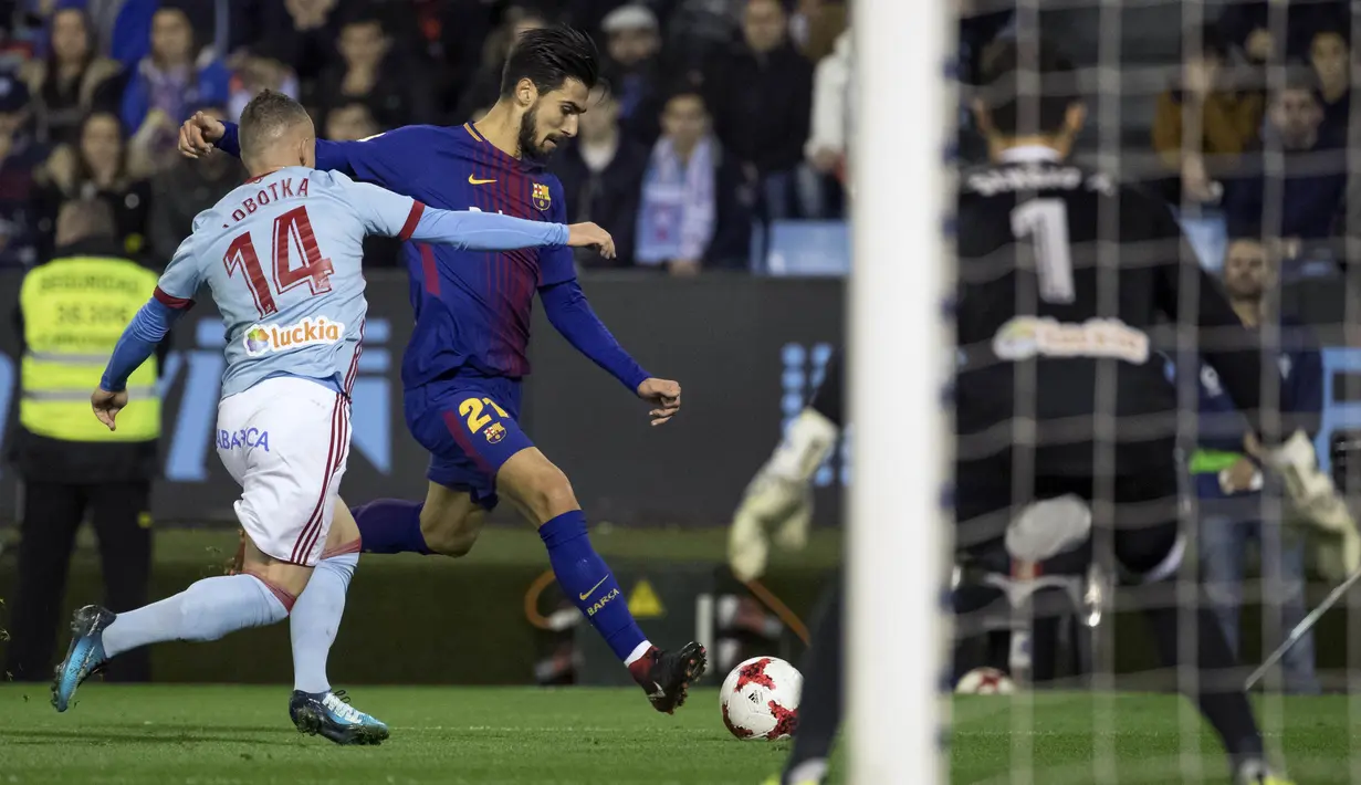 Gelandang Barcelona, Andre Gomes, melepaskan tendangan ke gawang Celta Vigo pada leg pertama babak 16 besar Copa del Rey di Stadion Balaidos, Kamis (4/1/2018). Kedua tim bermain imbang 1-1. (AP/Lalo R. Villar)