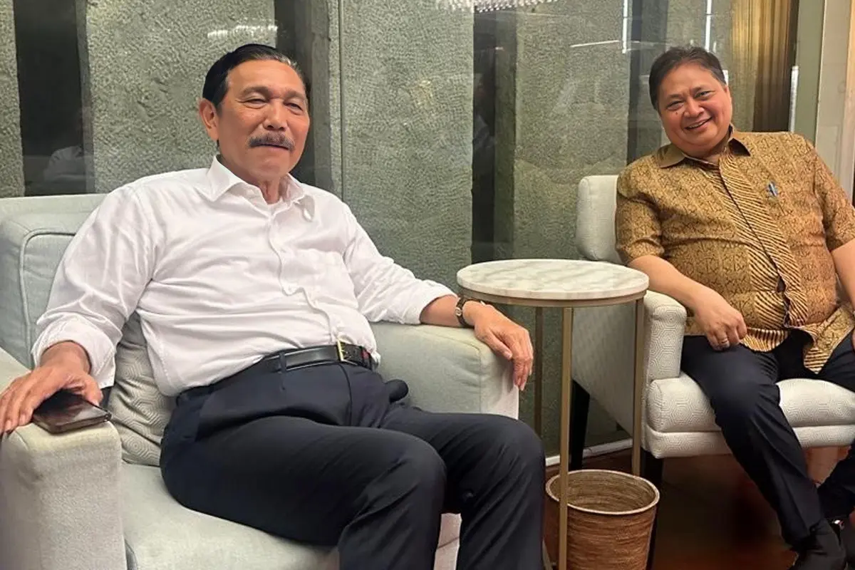 Mantan Menteri Koordinator Bidang Kemaritiman dan Investasi Luhut Binsar Pandjaitan yang kini menjabat sebagai Ketua Dewan Ekonomi Nasional (DEN) bertemu dengan Menko Perekonomian Airlangga Hartarto.