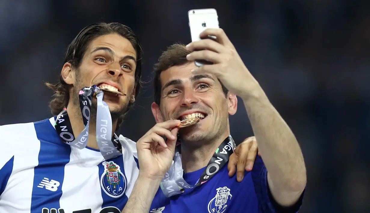 Kiper Porto, Iker Casillas  dan rekannya Goncalo Paciencia merayakan juara Liga Portugal di stadion Dragao (6/5). Porto memastikan diri keluar sebagai juara Liga Portugal menyusul hasil imbang Sporting CP dan Benfica.