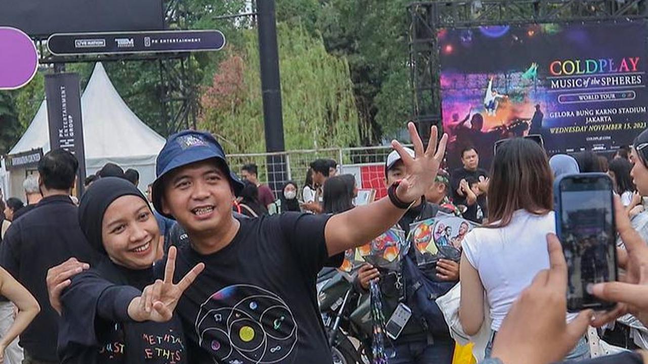 FOTO: Ribuan Penggemar Padati GBK Jelang Konser Coldplay