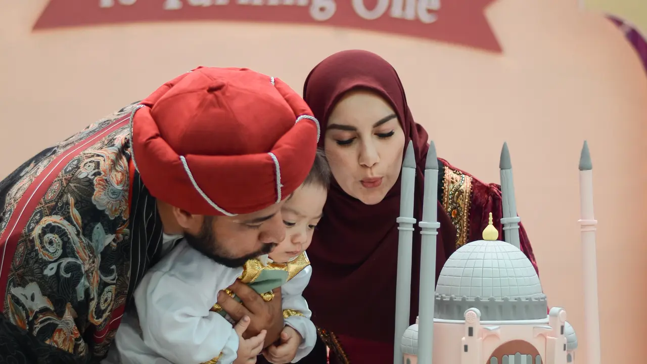 Ammar Zoni dan Irish Bella bersama Air Rumi Akbar 1453. (Foto: Koleksi Pribadi Ammar Zoni)