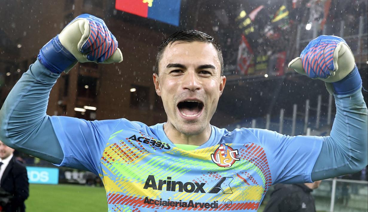 Kiper Cremonese, Emil Audero, merayakan kemenangan atas Genoa pada laga Liga Italia di Stadion Luigi Ferraris, Kamis (30/10/2025) dini hari WIB. (Dok. Cremonese)
