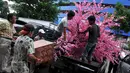 Sejumlah pekerja menaikkan Pohon Hias Imlek ke atas mobil, Glodok, Jakarta, Kamis (21/1/2016). Pembeli dapat memesan sesuai keinginan dengan kisaran harga 50.000 - 3.500.000 rupiah. (Liputan6.com/Gempur M Surya)