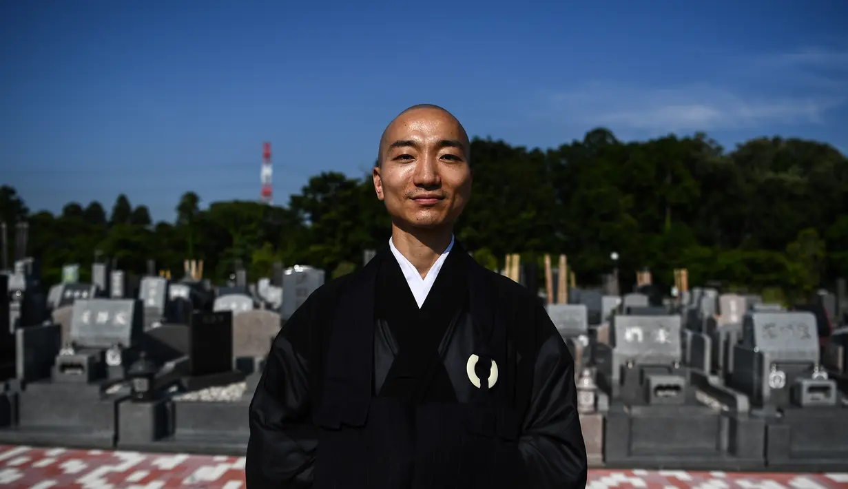Foto yang diambil pada 16 Juni 2020 ini menunjukkan Yogetsu Akasakadi pemakaman setelah upacara keagamaan di Shimoshizu, prefektur Chiba. Videonya melantunkan teks ajaran Buddha 'Heart Sutra' dengan iringan beatbox dan musik remix ditonton hampir satu juta kali di YouTube. (CHARLY TRIBALLEAU/AFP)