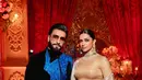 Deepika Padukone hadir bersama sang suami, Ranveer Singh. Sementara Ranveer mengenakan sherwani hitam dengan sedikit warna biru di dadanya, Deepika mengenakan lehenga emas dan perak, dipadukan dengan perhiasan emas. [@pinkvilla]