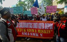 FOTO: Protes Penerimaan Siswa Baru, Massa Ibu-Ibu Geruduk Kantor Wali Kota Depok