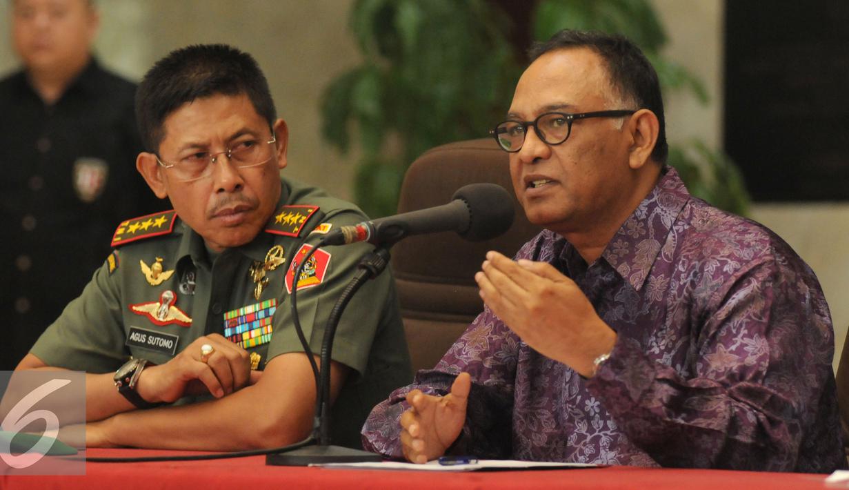 Operator Pelaksana Turnamen Sudirman Cup, Hasani Abdulgani (kanan) bersama Letjen TNI Agus Sutomo memberikan keterangan jelang bergulirnya turnamen sepakbola Jenderal Sudirman Cup di Jakarta, Senin (26/10/2015). (Liputan6.com/Helmi Fithriansyah)