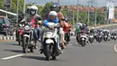 <p>Pemudik sepeda motor melintas di Jalur Pantura, Jawa Barat, Minggu (2/6/2019). Sejumlah pemudik sepeda motor terpantau mengabaikan keselamatan dengan membawa barang bawaan dan penumpang melebihi kapasitas. (Liputan6.com/Herman Zakharia)</p>