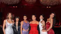 Seperti yang bisa diduga, dari kubu keluarga Kardashian-Jenner sendiri, gaya para putri Kris menjadi sorotan utama malam itu. [@krisjenner].