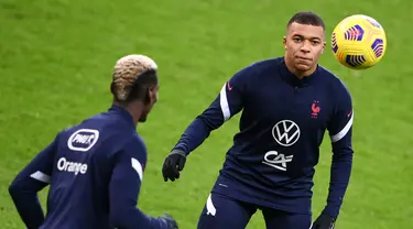 Penyerang Prancis, Kylian Mbappe (kanan) mengambil bagian dalam sesi latihan di stadion Stade de France di Saint-Denis, Paris (16/11/2020). Prancis akan menghadapi Swedia pada matchday Grup A3 UEFA Nations League 2020/21 di Stade de France, Saint-Denis, Paris. (AFP/Franck Fife)