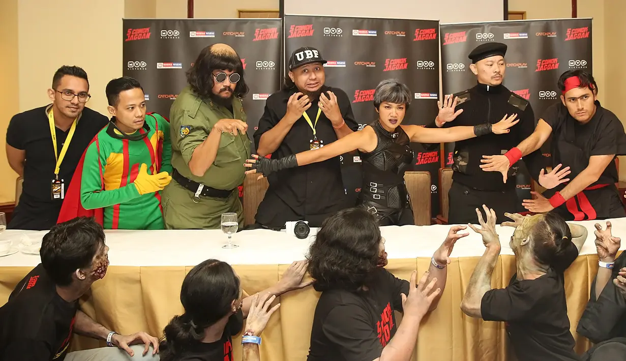 Di antara para pria tampan itu hadir Nirina Zubir yang berperan sebagai penangkap penjahat lokal dan internasional. Ia didaulat untuk menumpas kejahatan dan berjuang mati-matian dalam film dan kehidupan nyata. (Bambang E.Ros/Bintang.com)