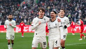 Bek Timnas Indonesia, Kevin Diks, berhasil menyumbangkan satu gol saat Borussia Monchengladbach meraih kemenangan 4-0 atas Augsburg pada laga pekan ke-16 Bundesliga di BORUSSIA-PARK, Minggu (11/1/2026) malam WIB. (Marius Becker/dpa via AP)