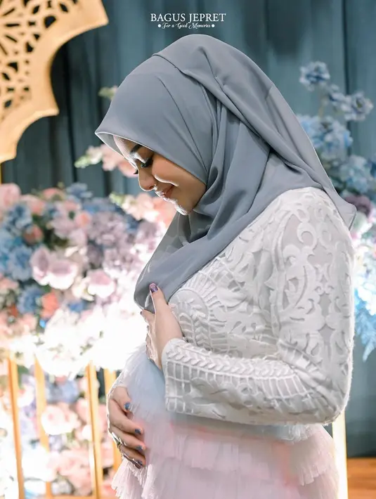 Aurel memadukan penampilannya dengan hijab abu-abu yang dikenakan secara sederhana. Foto: Instagram.