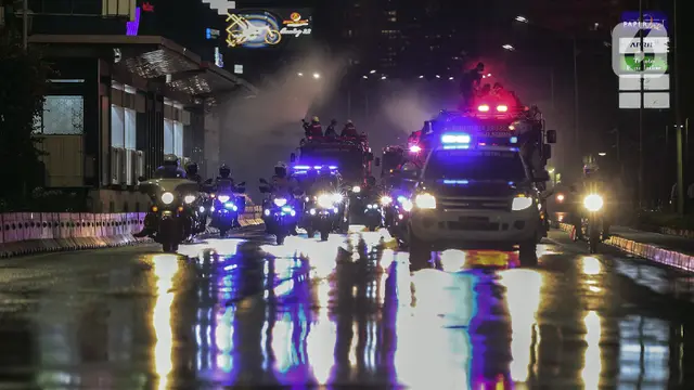 FOTO: Malam Tahun Baru, Jalan Jenderal Sudirman-MH Thamrin Disemprot Disinfektan