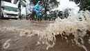 Warga mengenakan sepeda melintasi banjir di kawasan Sunter, Jakarta, Kamis (25/2). Hujan deras yang mengguyur Jakarta serta sistem drainase yang buruk menjadi penyebab banjir sehingga mengganggu aktivitas warga. (Liputan6.com/Immanuel Antonius)
