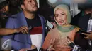 Reza Artamevia memberi keterangan pada media, Jakarta (07/10). Reza Artamevia melaporkan Gatot Brajamusti atas kasus dugaan penipuan terhadap penggunaan Aspat atau sabu sabu. (Liputan6.com/Herman Zakharia)