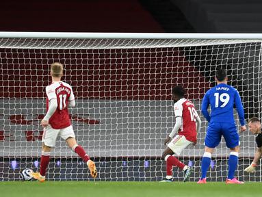 Kiper Arsenal, Bernd Leno (kedua dari kanan) gagal menangkap bola yang berbuah gol bunuh diri hasil tendangan striker Everton, Richarlison dalam laga lanjutan Liga Inggris 2020/2021 pekan ke-33 di Emirates Stadium, London, Jumat (23/4/2021). Arsenal kalah 0-1 dari Everton. (AFP/Michael Regan/Pool)