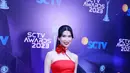 Penyanyi cantik Christie Hartono tampil dengan mini dress warna merah menyala yang senada dengan heels-nya.  [Foto: Bayu Herdianto/KapanLagi.com]