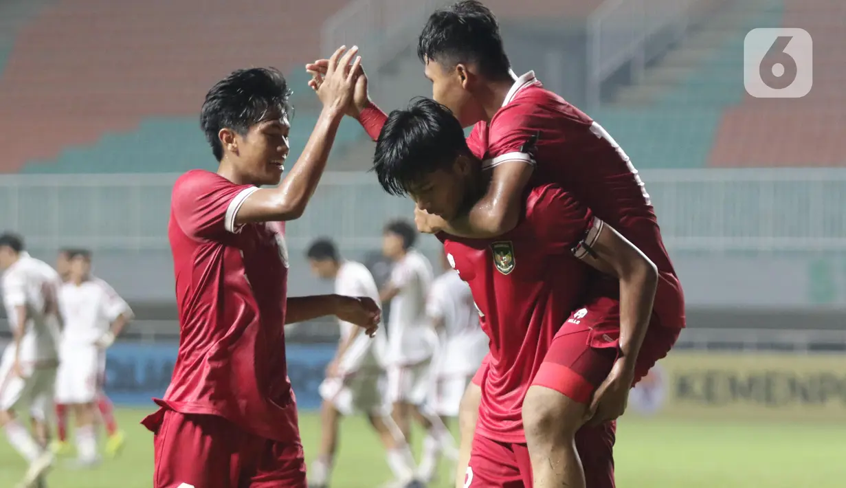 Pemain Timnas U-17 Indonesia, M Kafiatur Rizky (kiri) merayakan gol yang dicetak Arkhan Kaka Putra ke gawang timnas Uni Emirat Arab pada laga Kualifikasi Grup C Piala Asia U-17 2023 di Stadion Pakansari, Kab. Bogor, Jawa Barat, Rabu (5/10/2022). Laga kedua tim berlangsung sengit dan berakhir untuk keunggulan Timnas U-17 Indonesia dengan skor 3-2. (Liputan6.com/Helmi Fithriansyah)