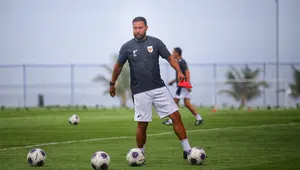 Asisten pelatih Timnas Indonesia, Denny Landzaat, hadir saat latihan perdana untuk persiapan laga Kualifikasi Piala Dunia 2026 zona Asia di Bali United Training Center (BUTC) Kabupaten Gianyar, Senin (26/5/2025). (Bola.com/Alit Binawan)