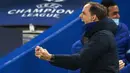 Pelatih Chelsea, Thomas Tuchel, melakukan selebrasi usai berhasil mengalahkan Real Madrid pada leg kedua semifinal Liga Champions, di Stadion Stamford Bridge, Kamis (06/05/2021). Chelsea menang dengan skor 2-0. (AFP/Glyn Kirk)