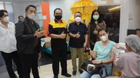 Vaksinasi pekerja perbankan di denpasar