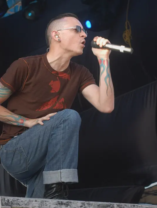 Grup musik rock Linkin Park setidaknya telah dua kali konser di Indonesia. Pertama Chester dkk konser di Pantai Carnaval Ancol pada 13 Juni 2004. Ini foto-foto Chester dkk saat tampil di Ancol. (Bambang E. Ros/Bintang.com)