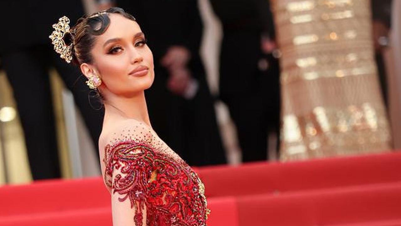 Gaya Cantik Cinta Laura Tampil Berbatik di ASEAN Inclusive Growth Summit 2025