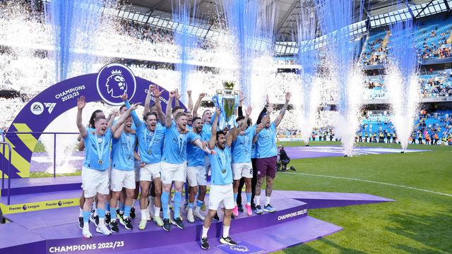 Foto: Full Senyum, Manchester City Berpesta Hattrick Juara Liga Inggris