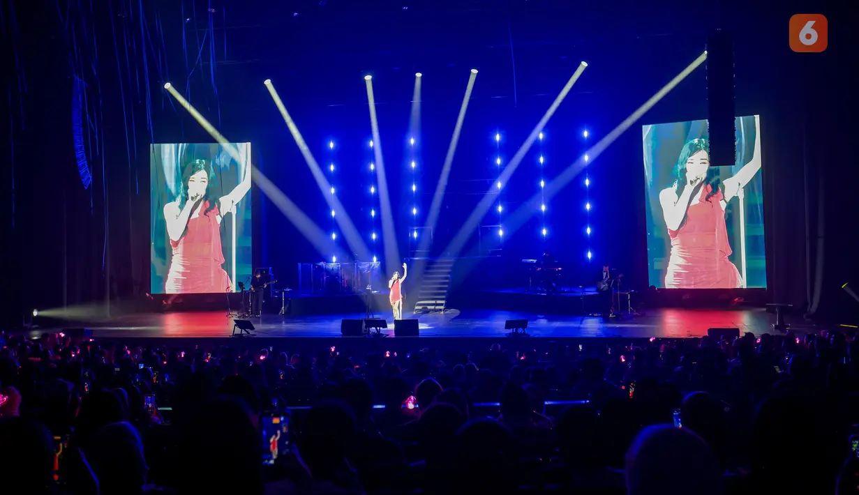 Tiffany Young membawakan lagu Codes saat tampil dalam konser Tiffany Young: Edge of Calm Tour di JIEXPO Theatre Kemayoran, Jakarta, Sabtu (19/9/2026) malam. Lagu tersebut menjadi salah satu pembuka penampilan Tiffany dalam konser di Jakarta. (KLY/Budy Santoso)