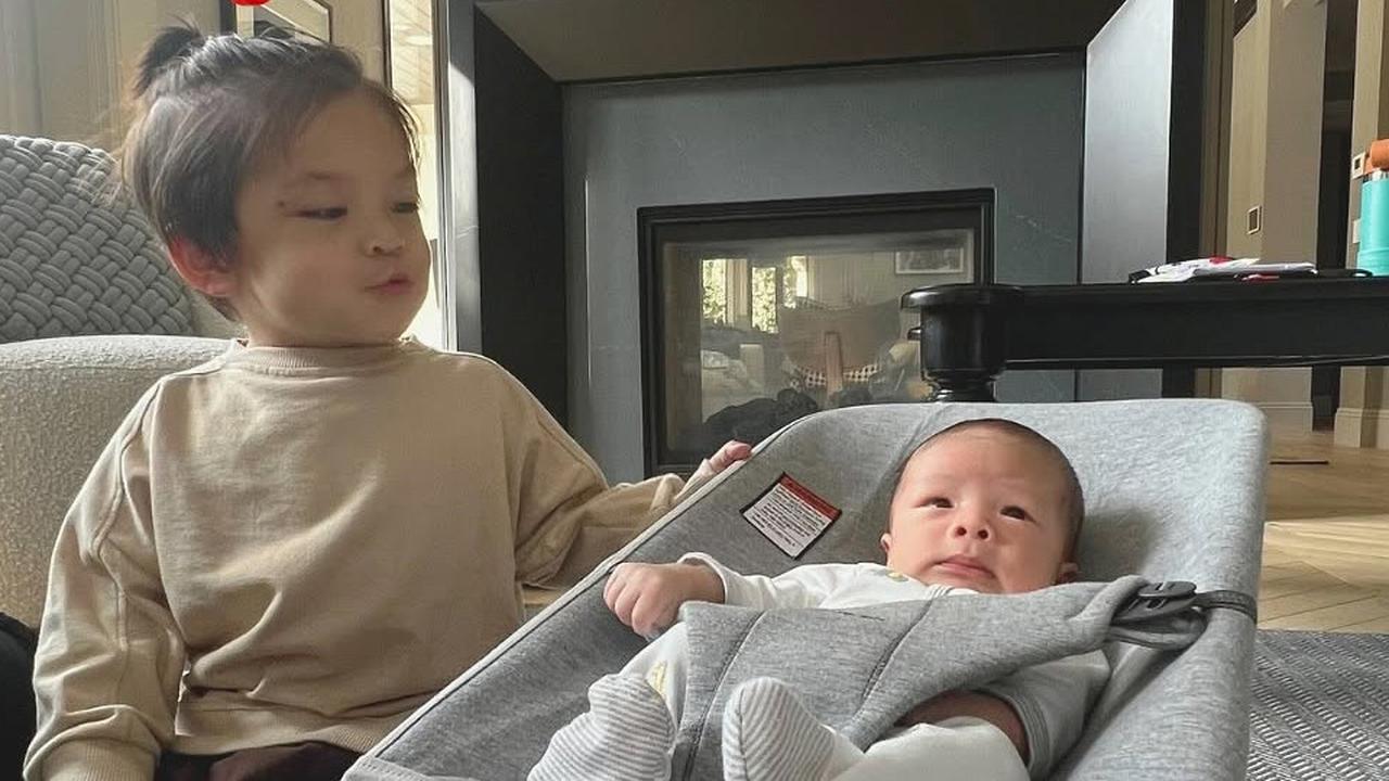 Potret Gemas Issa Anak Nikita Willy saat Momong dan Jaga Baby Nael Sang Adik yang Dipanggil Dudung