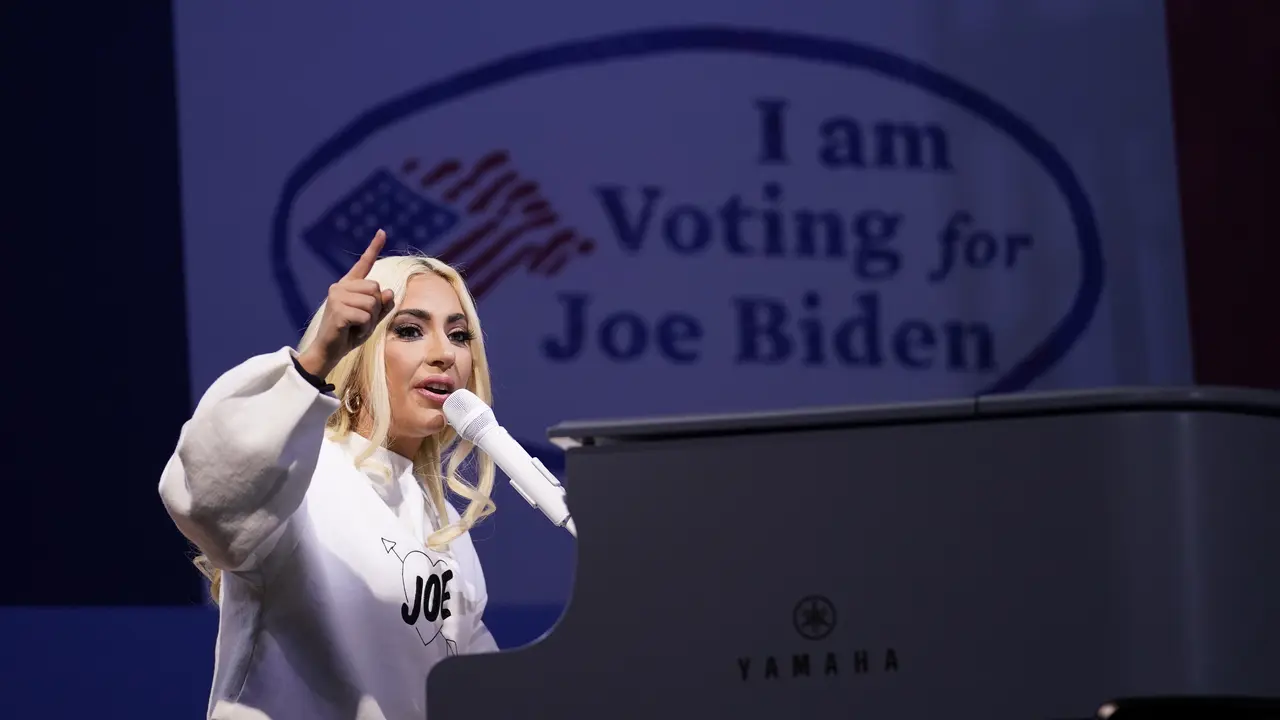 Lady Gaga tampil dalam kampanye capres AS Joe Biden,  2 November, di Pittsburgh, AS. (AP Photo/Andrew Harnik)