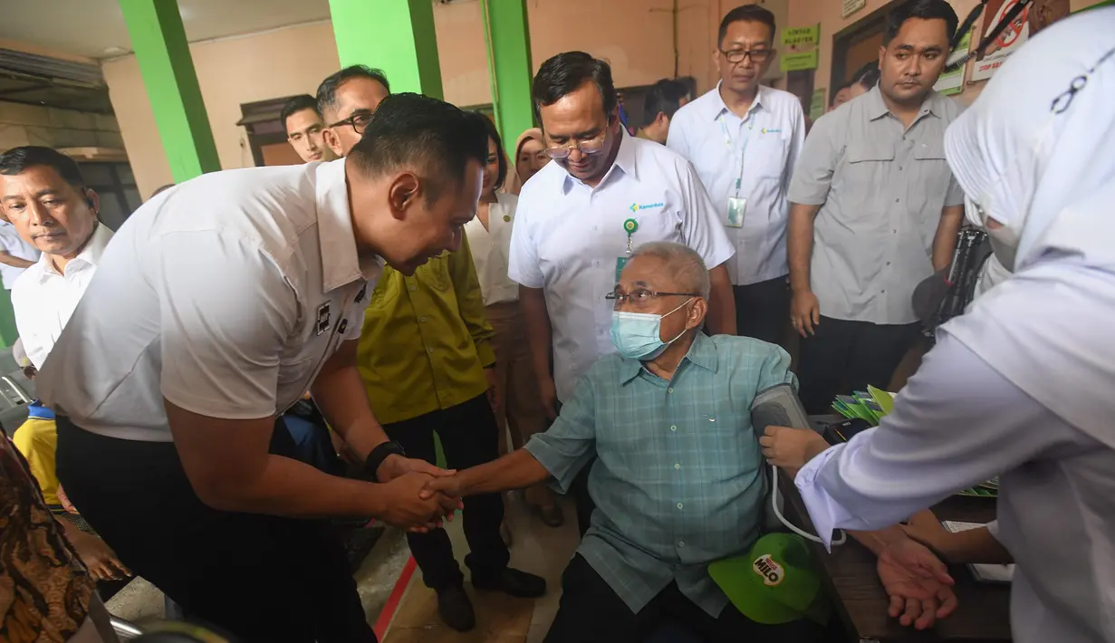 Di Puskesmas Beji, Depok, AHY melihat langsung situasi, mulai dari penataan hingga alur pelaksanaan Pemeriksaan Kesehatan Gratis kepada masyarakat. (merdeka.com/Arie Basuki)