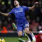 Bek Chelsea Cesar Azpilicueta mendapatkan tekel keras dari striker Arsenal Theo Walcott pada pertandingan sepak bola Liga Inggris antara Arsenal vs Chelsea di Stadion Emirates, London (24/12/13). (AFP/Adrian Dennis)