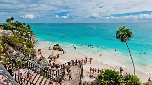 10 Pantai Bebas Bugil Paling Populer di Dunia
