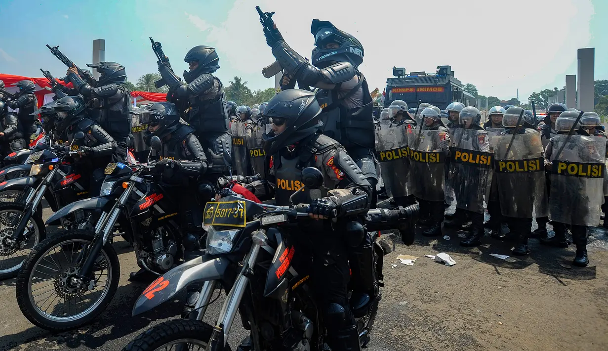 Polresta Depok menggelar simulasi Sistem Pengamanan Kota (Sispamkota) untuk meningkatkan kesiapan petugas yang terlibat dalam Operasi Mantap Brata 2023-2024 dalam menangani gangguan keamanan selama pelaksanaan tahapan Pemilu. (merdeka.com/Arie Basuki)