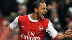Selebrasi striker Arsenal Theo Walcott seusai mencetak gol ketiga ke gawang Chelsea dalam lanjutan EPL yang berlangsung di Emirates Stadium, 27 Desember 2010. AFP PHOTO / CARL DE SOUZA