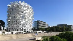 Sebuah bangunan "Arbre Blanc" atau yang berarti Pohon Putih di Montpellier, Prancis, 23 Oktober 2018. Balkon yang dibuat seperti cabang pohon membantu untuk menyerap sinar matahari agar mengurangi pemakaian energi dan emisi karbon. (PASCAL GUYOT/AFP)