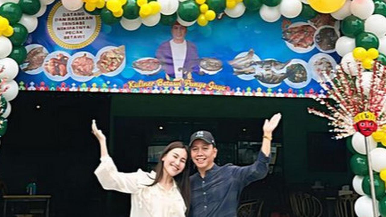 Tampilan Sederhana Ayu Ting Ting di Pembukaan Cabang Warung Makan Ayah Ojak, Cantiknya Effortless